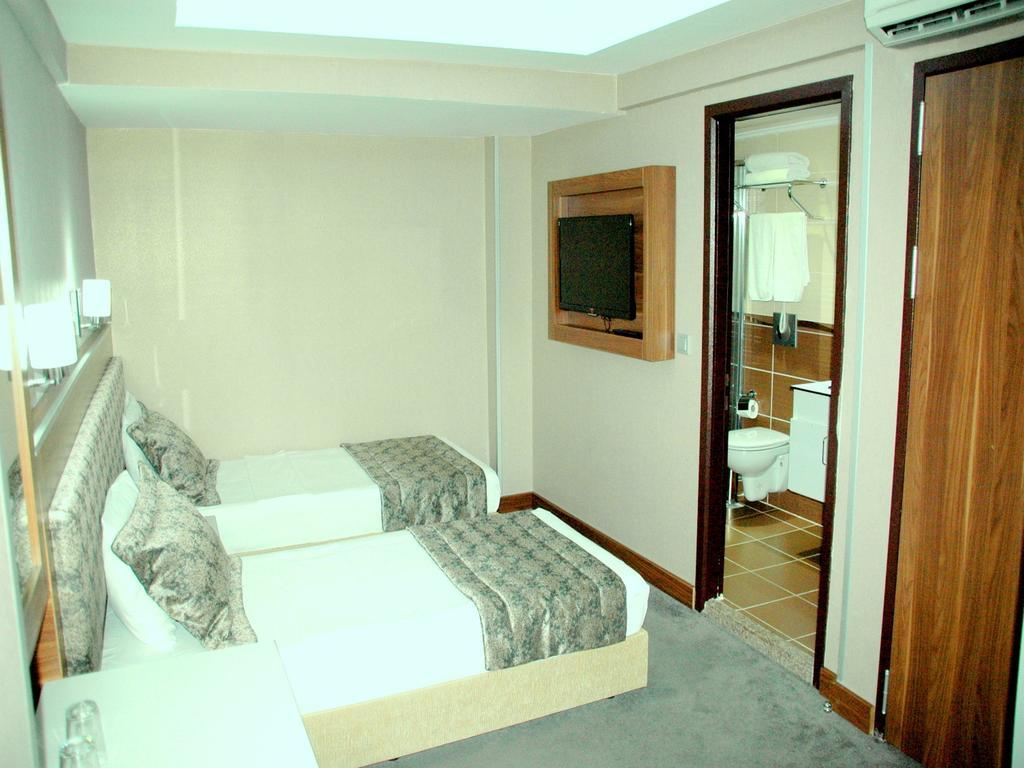 Hotel Buyuk Paris Истанбул Екстериор снимка
