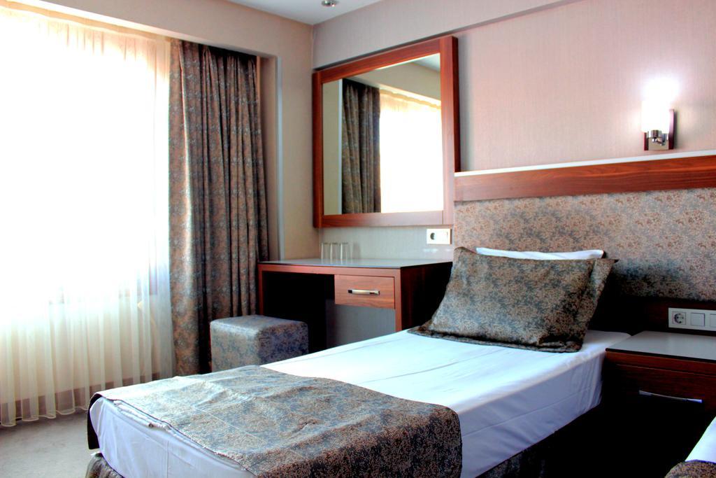 Hotel Buyuk Paris Истанбул Екстериор снимка